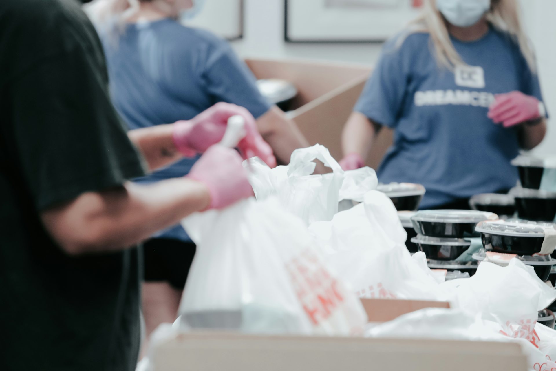 Food packaging by volunteers